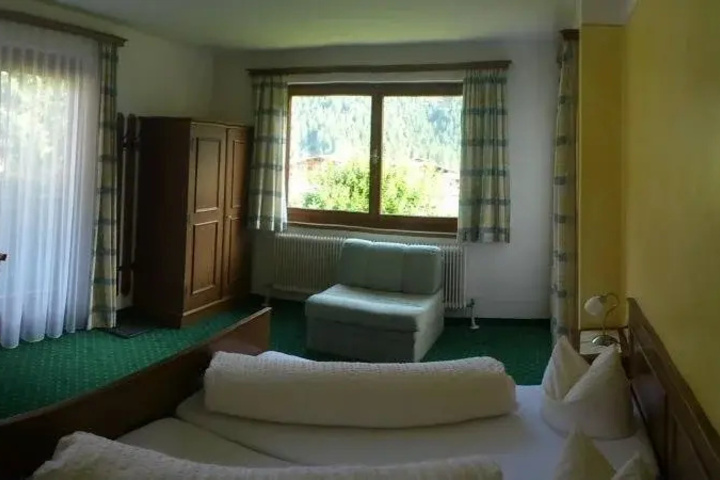 Room 4 of 13