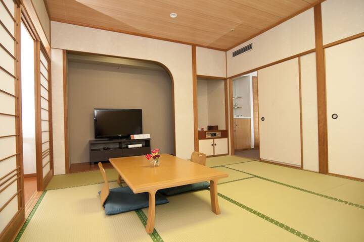 Room 6 of 32