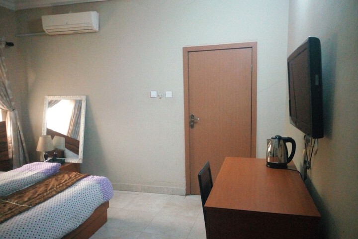 Room 11 of 16