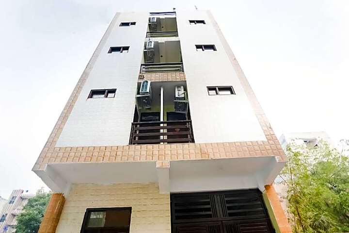 OYO The Grand Avenue Hotel