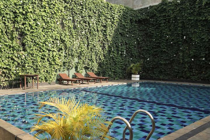 Hotel with Pool