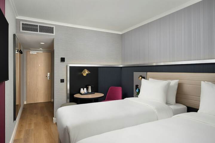 Room 25 of 42