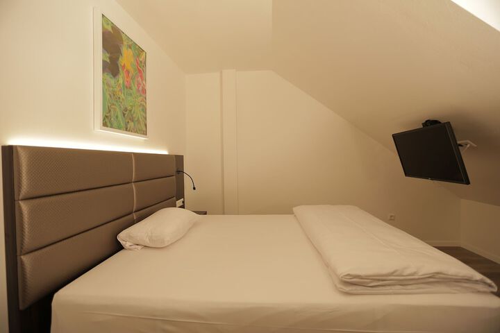 Room 12 of 27