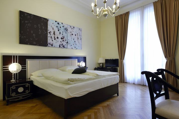 Room 8 of 28