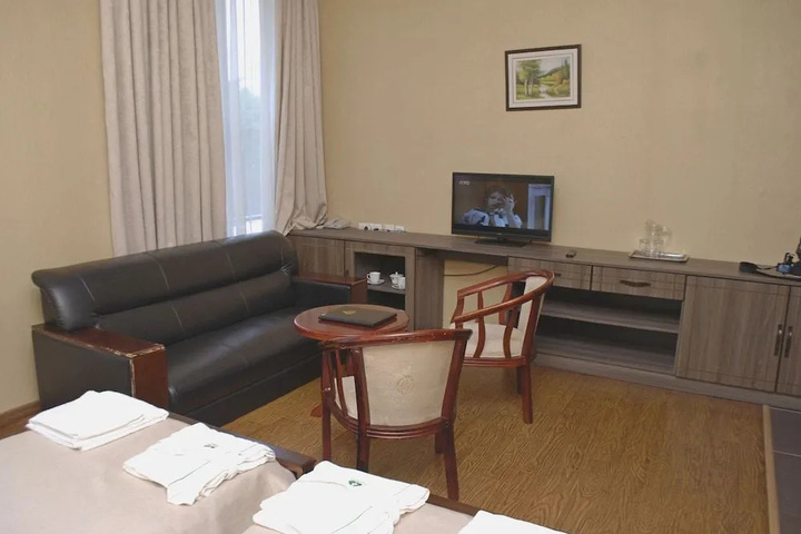 Room 6 of 12