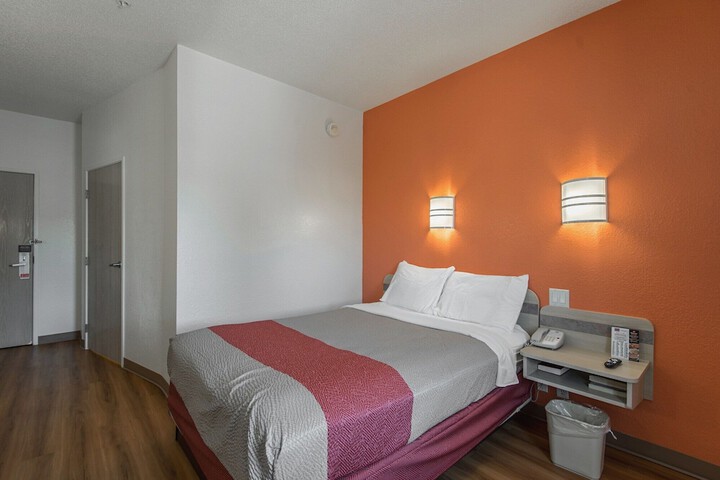 Room 9 of 38