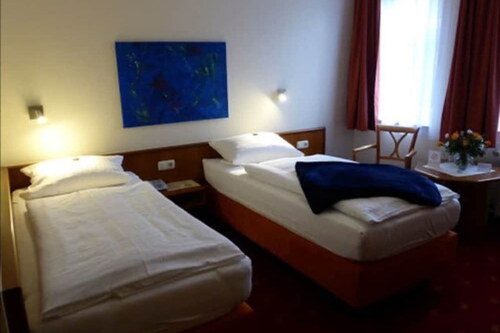 Room 8 of 36