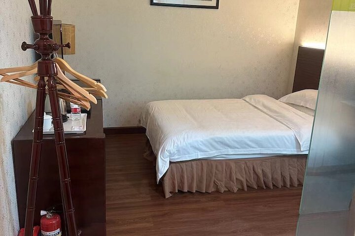 Room 17 of 33