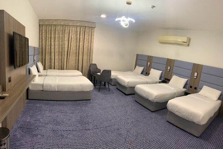 Room 4 of 10
