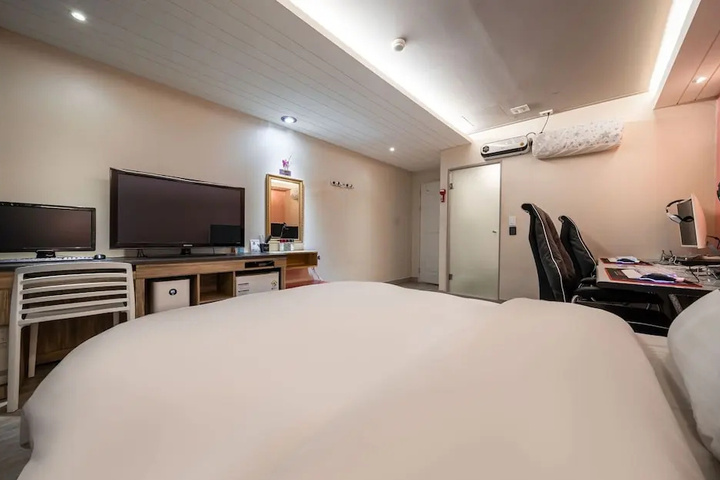 Room 6 of 19