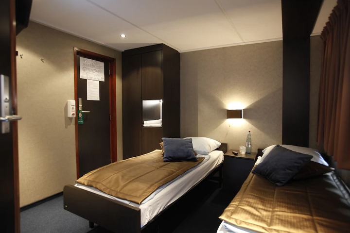 Room 5 of 7