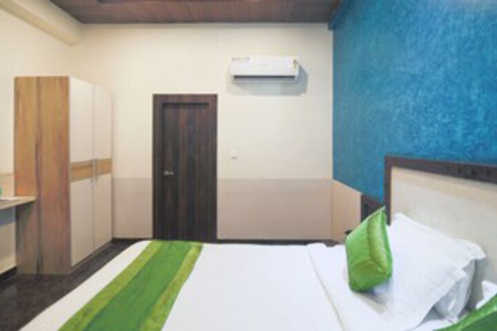 Room 12 of 33