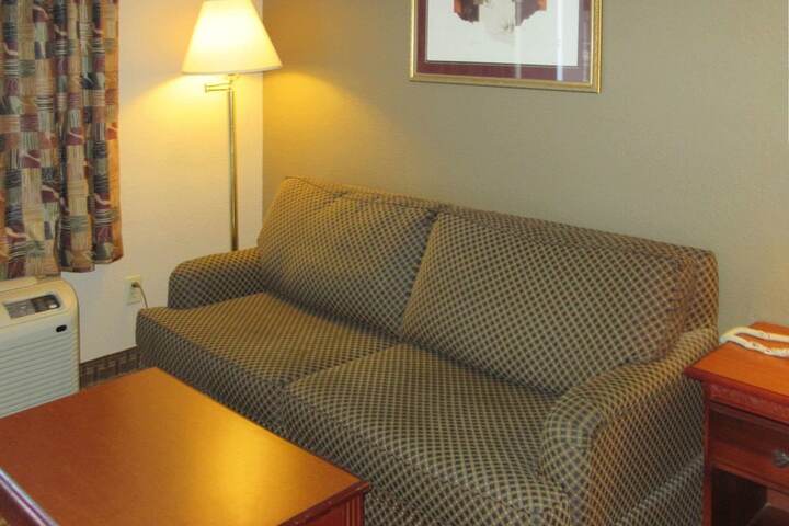 1 Queen Bed (4 of 9)