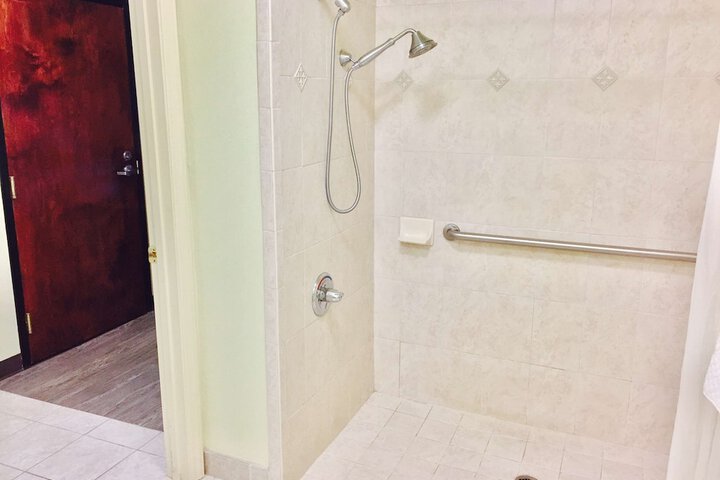 1 King Accessible Communication Assistance Roll in Shower Full Breakfast (3 of 8)