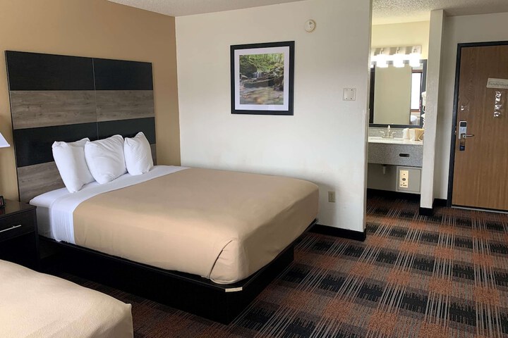 2 Queen Beds (2 of 10)