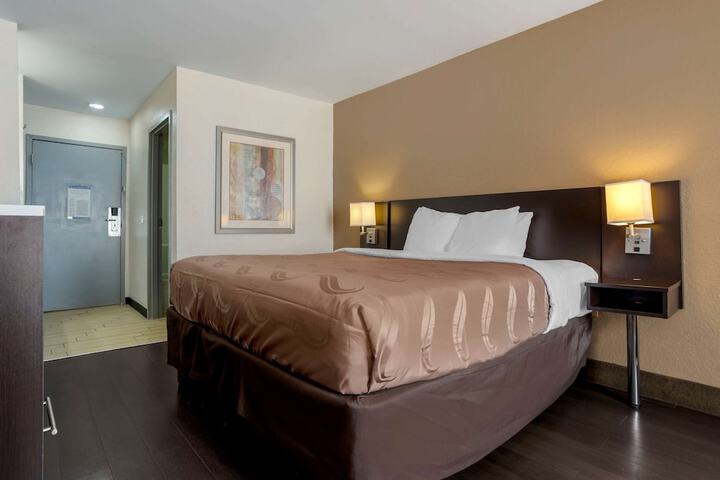 1 King Bed (4 of 18)