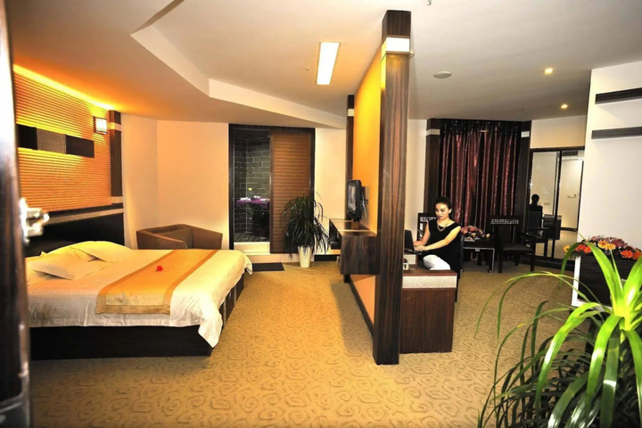Room 3 of 19