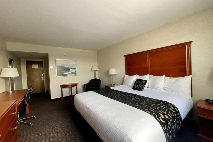1 King Bed Microwave and Refrigerator WiFi Full Breakfast (12 of 15)