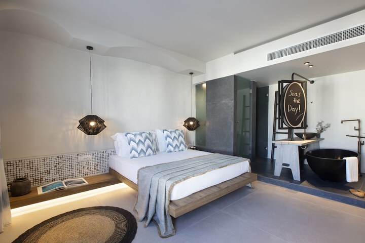 Room 10 of 76