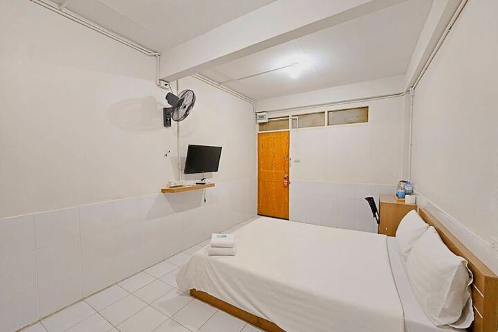 Room 6 of 12