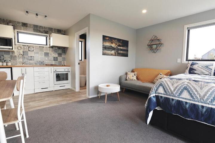 Exterior of The Tui Studio - Te Anau Holiday Studio