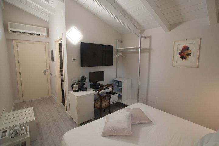 Room 4 of 43