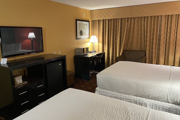 2 Queen Beds (2 of 9)