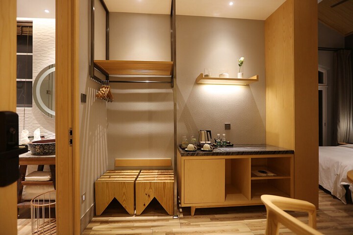 Room 3 of 16