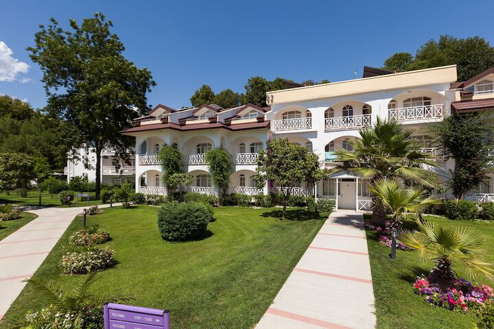 Hotel Exterior 113 of 132