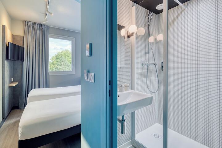 Room 28 of 45