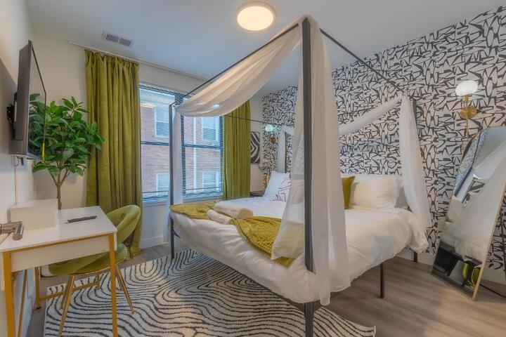 Opulence in Olive with Free Parking plus EV Plug 2 BR 2 baths Suite, 5 beds and Sleeps 8
