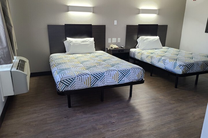 1 Queen Bed Kitchen (21 of 25)