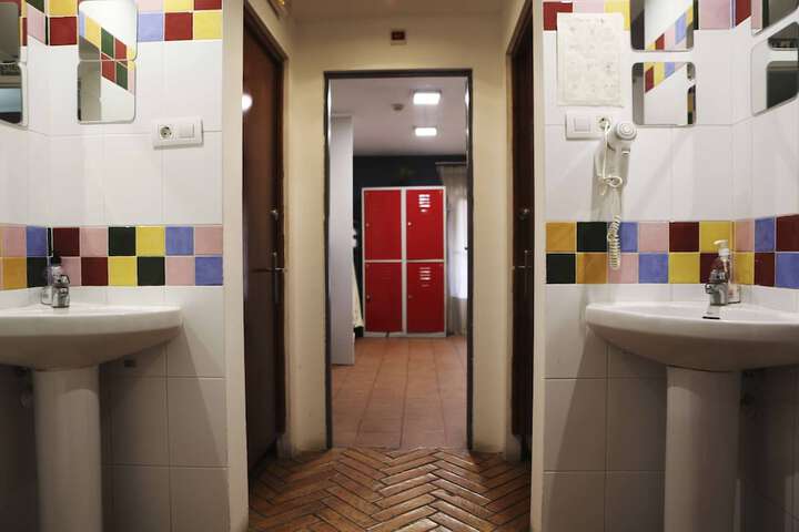 Room 28 of 147