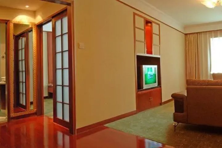 Room 6 of 12