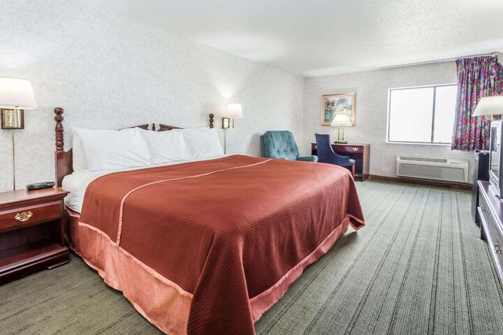 1 King Bed (8 of 12)