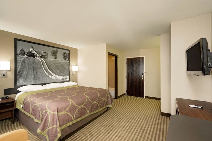 1 Queen Bed (2 of 13)
