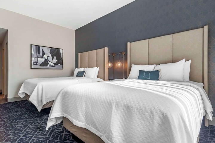2 Queen Beds (8 of 12)