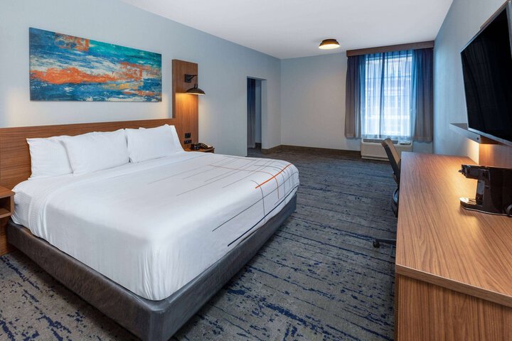 1 King Bed (4 of 17)