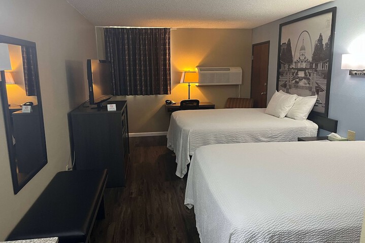 1 Queen Bed (6 of 15)
