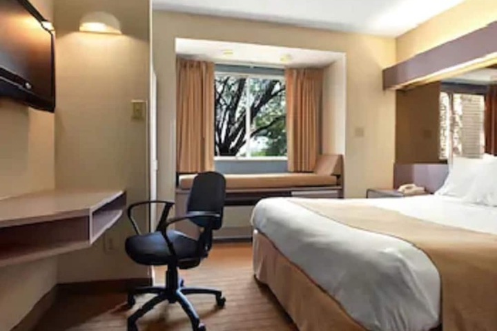1 Queen Bed Accessible Room (8 of 15)