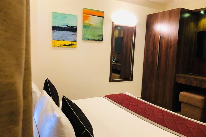 Room 8 of 18