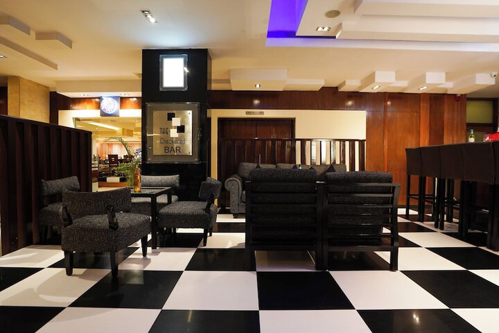 Lounge 44 of 52