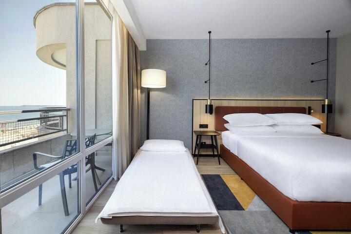Room 32 of 83