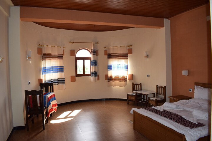 Room 4 of 28