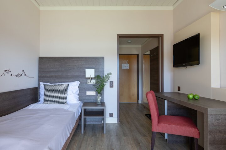 Room 9 of 13