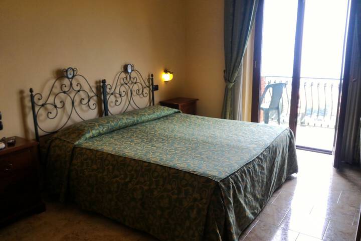 Room 6 of 33