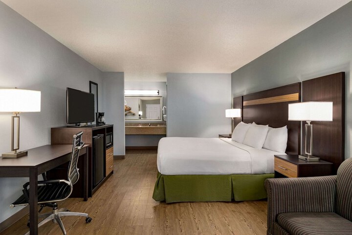 1 King Bed (2 of 15)