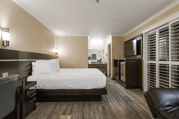 Standard | King Bed (4 of 30)