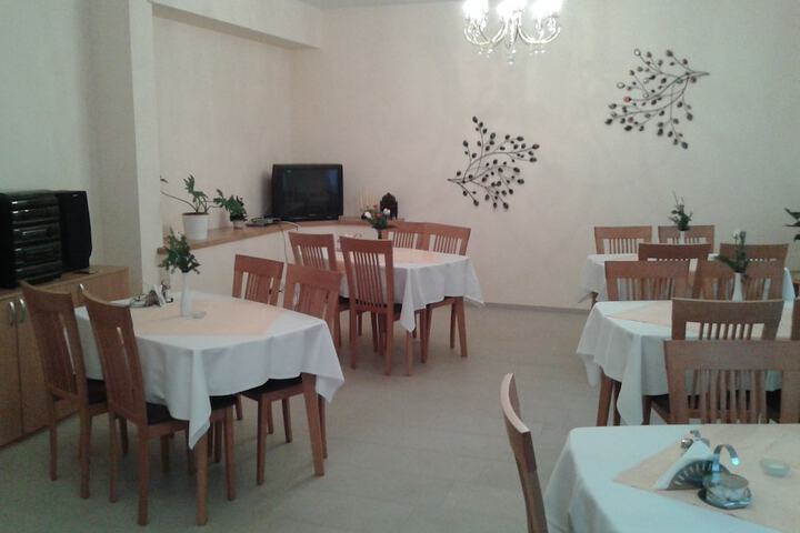 Dining 33 of 46
