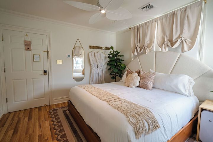 Room 53 of 148